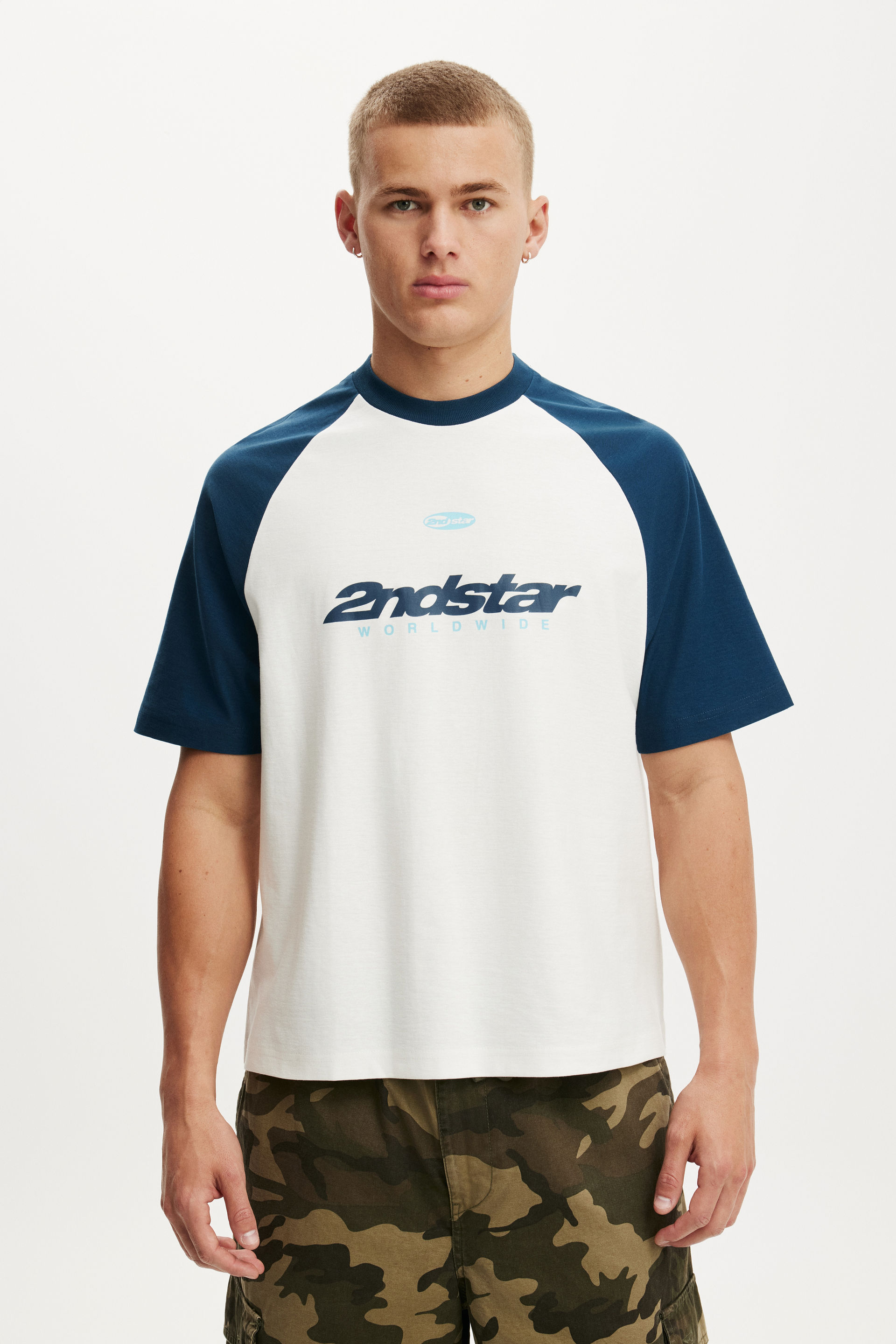 Cotton On Men – Cropped Fit Graphic Shirt – Vintage white midnight blue – worldwide Cotton On Men – Cropped Fit Graphic Shirt – Vintage white midnight blue – worldwide
