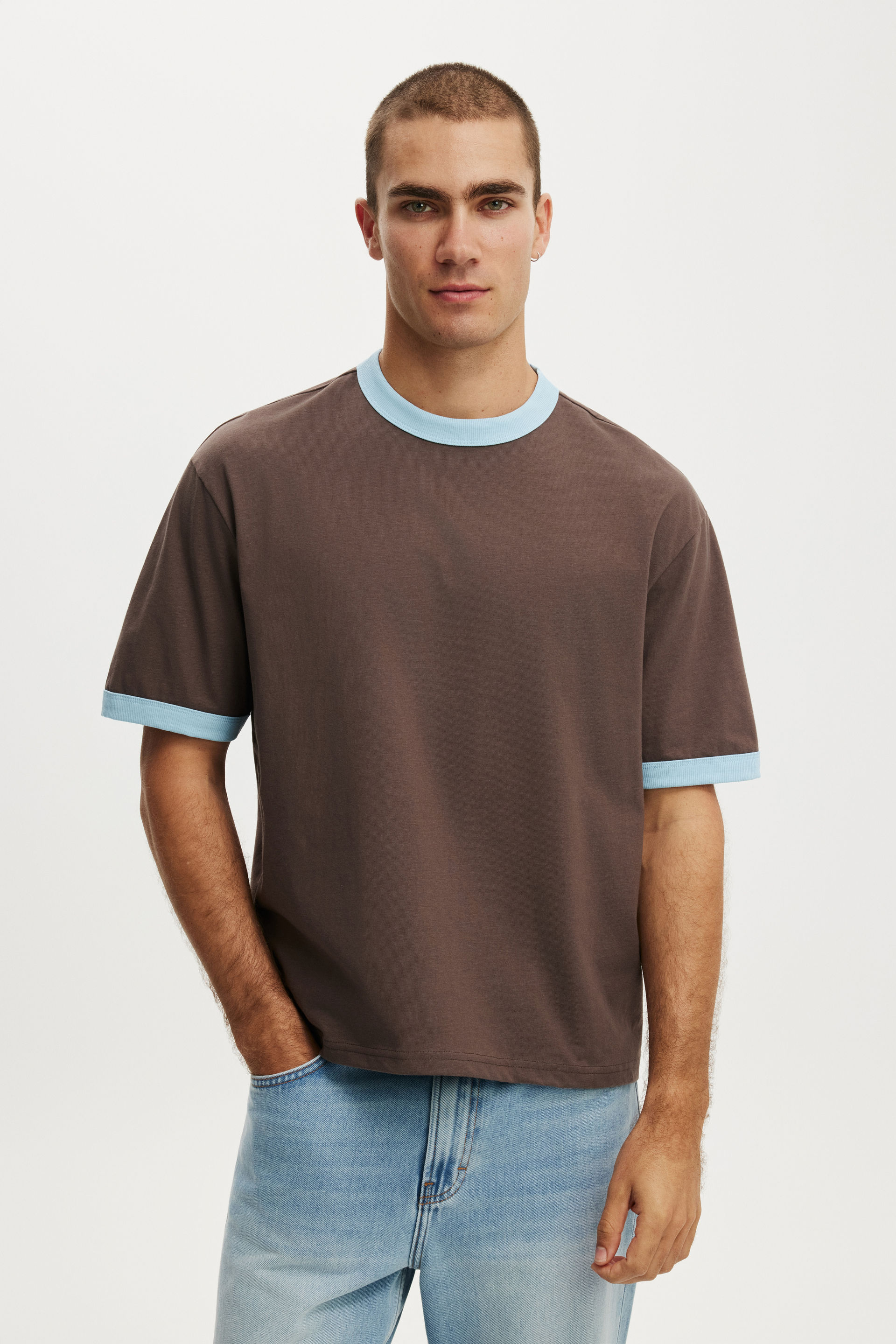Cotton On Men – Cropped Fit Shirt – Washed chocolatepowder blue ringer