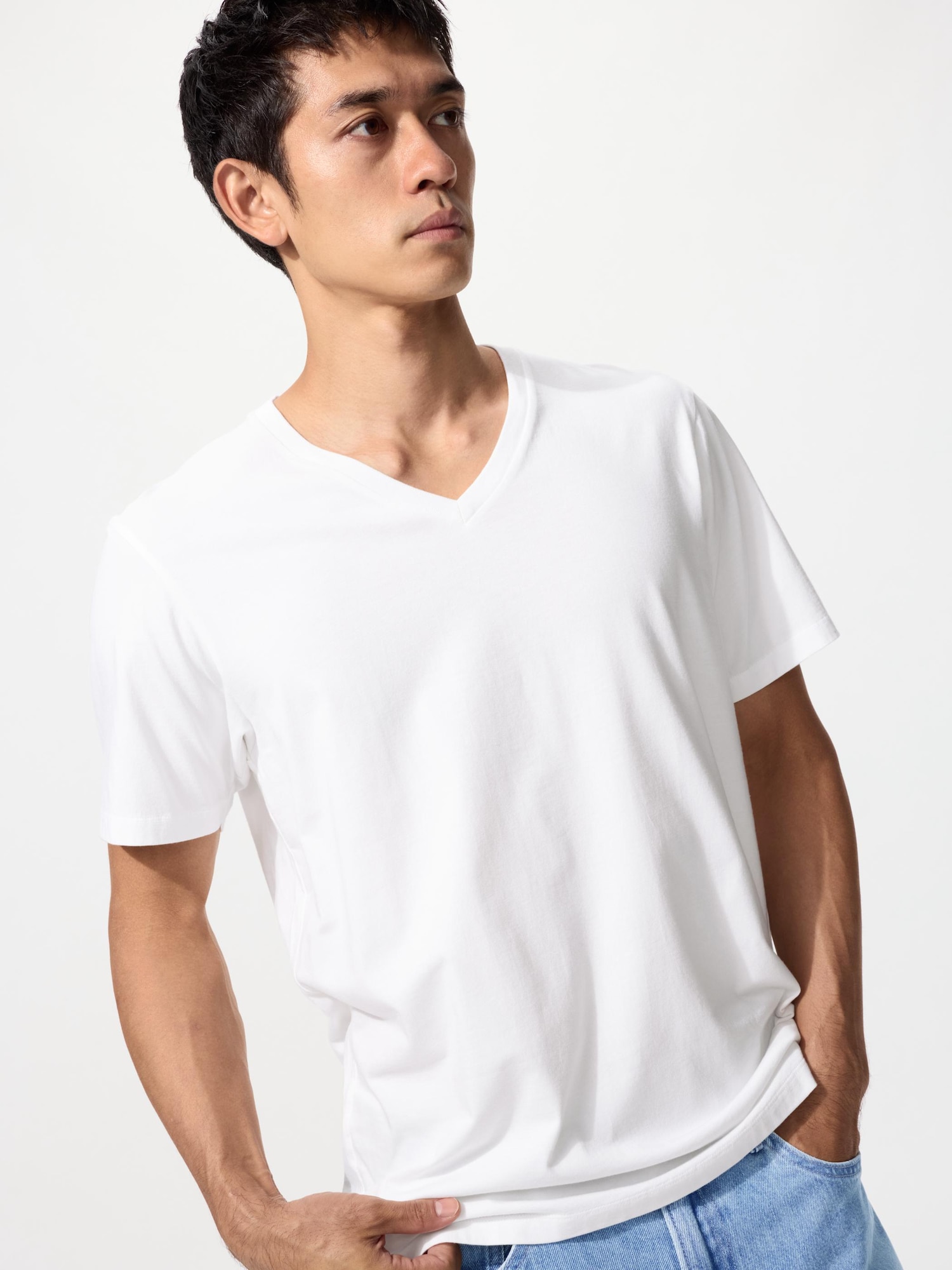 UNIQLO Men’s SUPIMA Cotton V-Neck Shirt, White UNIQLO Men’s SUPIMA Cotton V-Neck Shirt, White