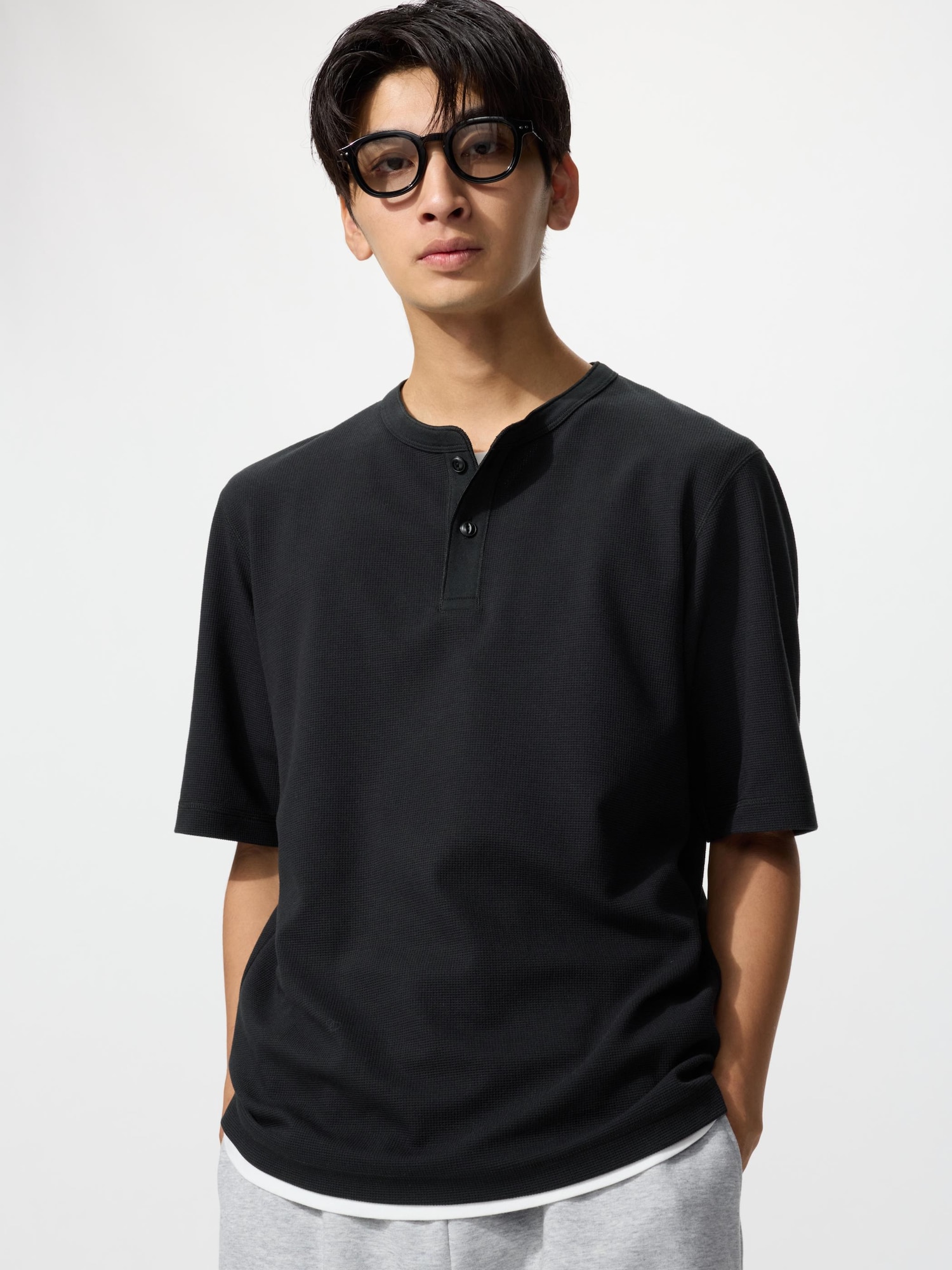 UNIQLO Men’s DRY Waffle Henley Shirt with Quick-Drying, Black UNIQLO Men’s DRY Waffle Henley Shirt with Quick-Drying, Black