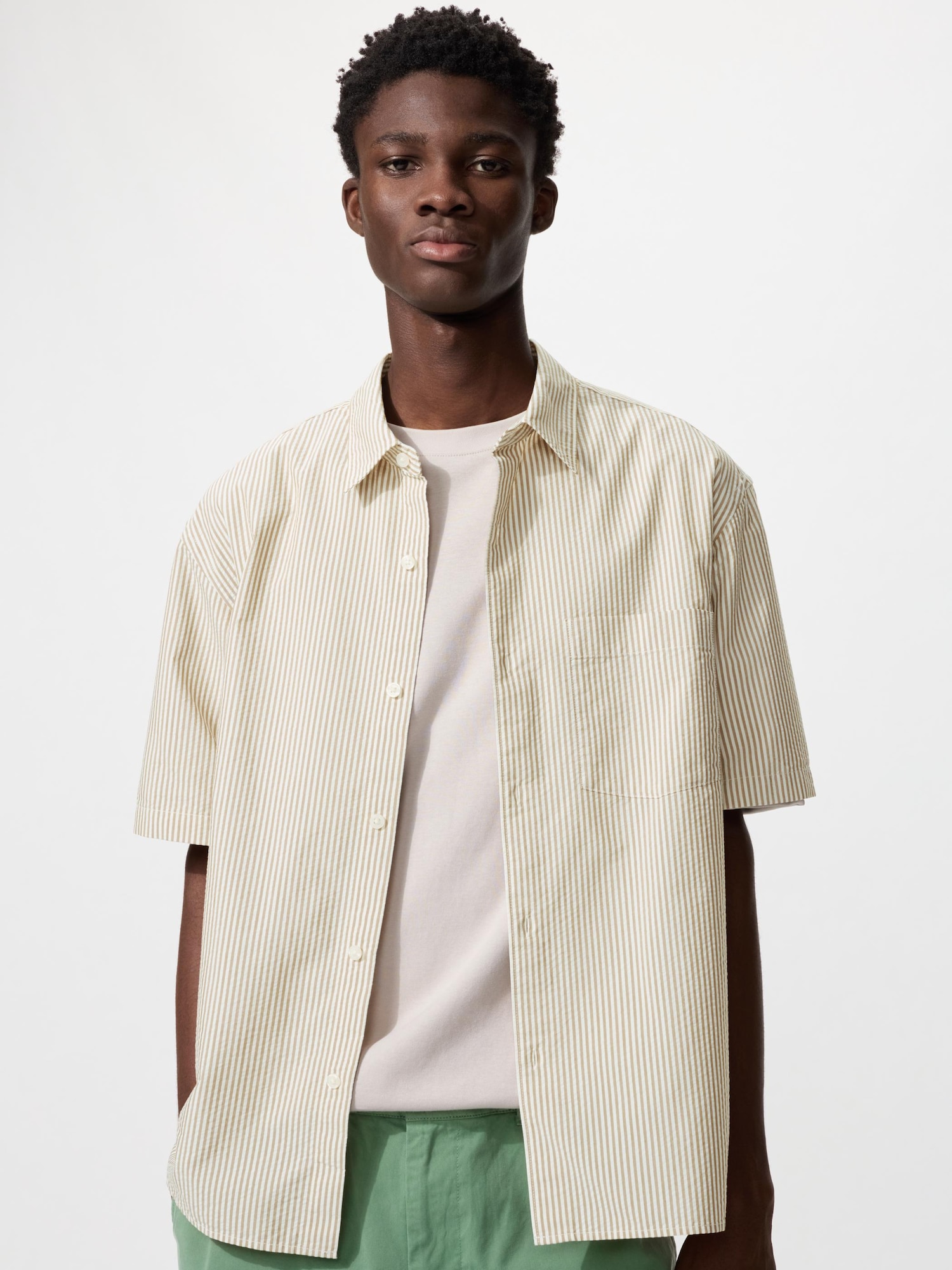 UNIQLO Men’s Seersucker Shirt Short Sleeve Striped, Brown, Medium UNIQLO Men’s Seersucker Shirt Short Sleeve Striped, Brown, Medium